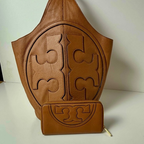 Tory Burch 'All T' Logo Leather Hobo + Matching Wallet - Picture 1 of 12